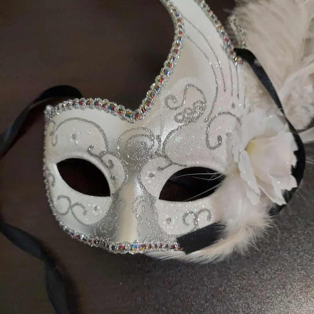 Women's ostrich feather venetian masquerade mask. White/Silver.